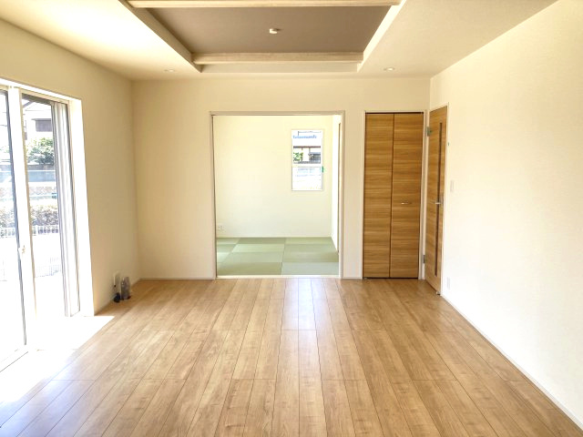 ブルーミングガーデン前橋市駒形町　2号棟の居間・リビング|18.75帖の広々リビング♪折り上げ天井の造りでおしゃれです♪人気の対面式キッチンを配した空間はお好みの家具も合わせやすく、家族がくつろぐ快適な空間造りをサポート。窓からは明るい陽光が差し込みます。