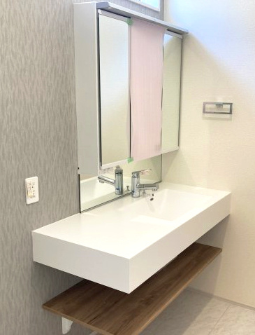 ブルーミングガーデン前橋市駒形町　2号棟の独立洗面台|シャワー水栓付き洗面台で朝の身支度もバッチリです！
洗面台には収納スペースもあり洗面室もすっきり片付きます。