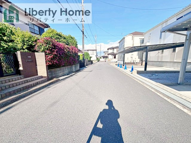 牛久市刈谷町2丁目　中古戸建の前面道路含む現地写真