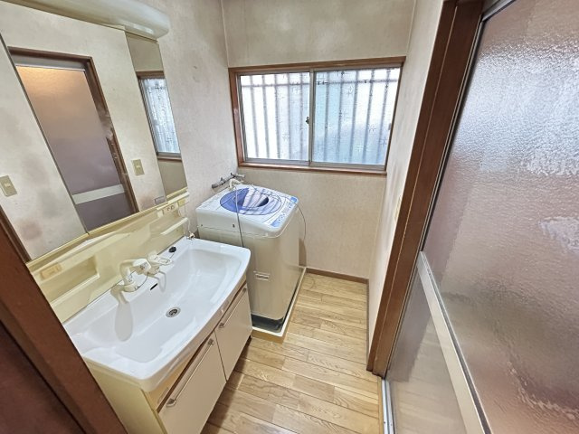 富木島町伏見四丁目貸家の洗面所