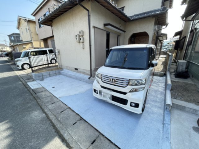 富木島町伏見四丁目貸家の駐車場