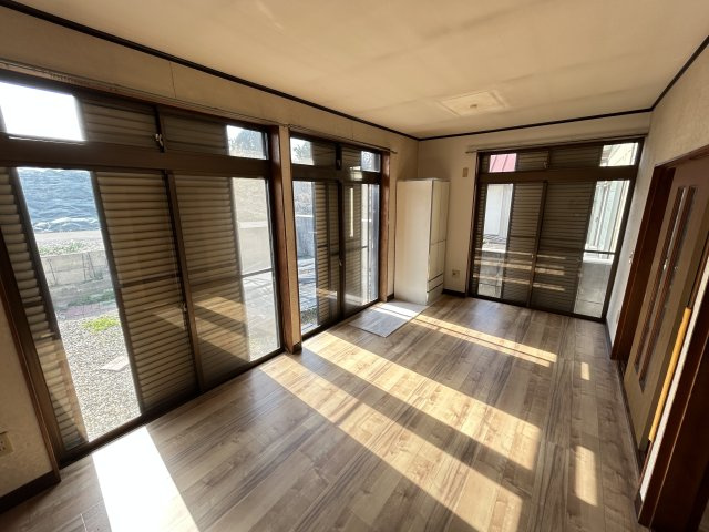 富木島町伏見四丁目貸家の居間・リビング