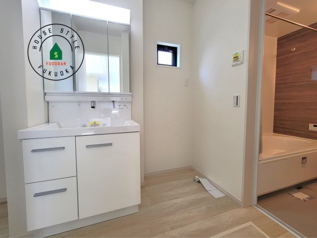 糟屋郡宇美町宇美東3丁目第3-3棟（2号棟）　の内観：施工例|ゆとりの洗面スペースで朝の身支度もスムーズに。暮らしを快適に変えるシャワー付洗面台です！