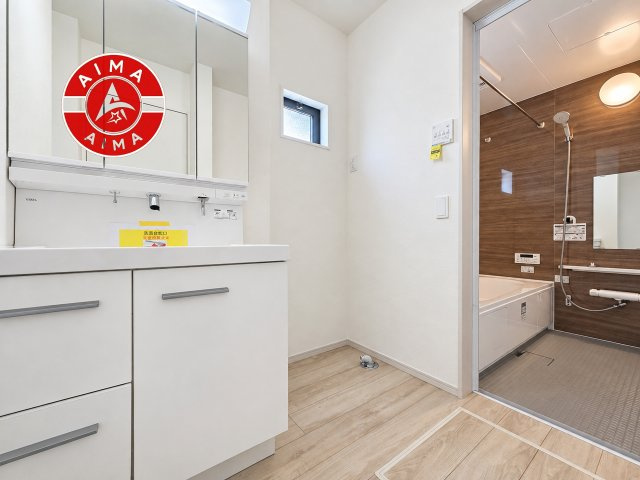 糟屋郡宇美町宇美東3丁目第3-3棟（2号棟）　の脱衣所|ゆとりの洗面スペースで朝の身支度もスムーズに。暮らしを快適に変えるシャワー付洗面台です！