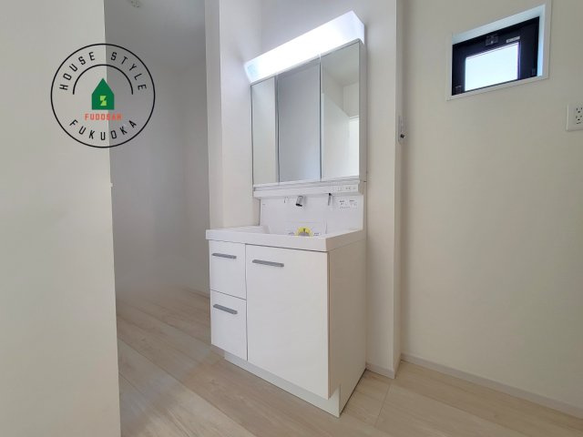 糟屋郡宇美町宇美東3丁目第3-3棟（2号棟）　の内観：施工例|毎日使うものだから清潔な空間を保ちたい水回り。洗面にはそんな願いを解消させてくれる収納アイデアが満載です。三面鏡の裏側にはキャビネットが現れ小物から背の高い物まで収納できます。