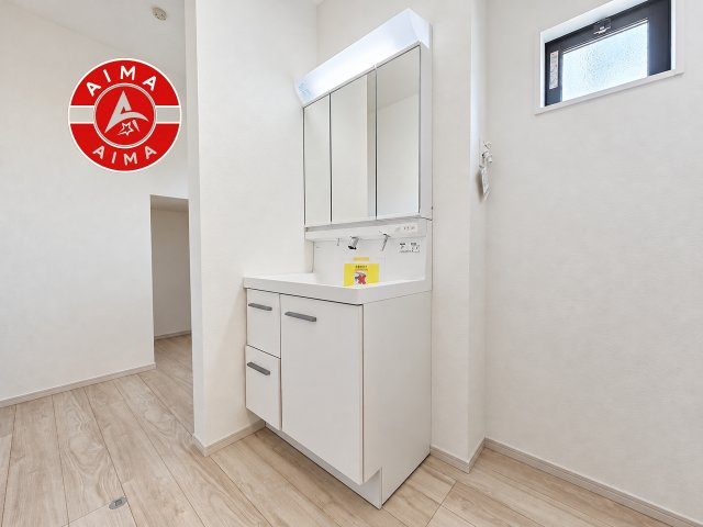 糟屋郡宇美町宇美東3丁目第3-3棟（2号棟）　の独立洗面台|毎日使うものだから清潔な空間を保ちたい水回り。洗面にはそんな願いを解消させてくれる収納アイデアが満載です。三面鏡の裏側にはキャビネットが現れ小物から背の高い物まで収納できます。