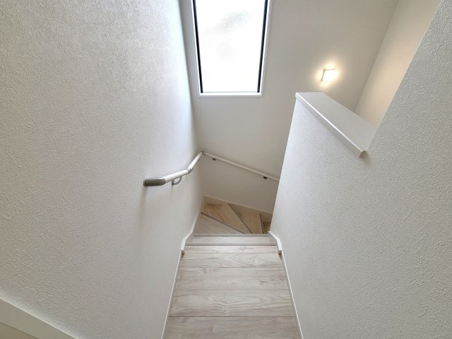 糟屋郡宇美町宇美東3丁目第3-3棟（2号棟）　の内観：施工例|＜手すり付階段＞手すりがないと階段の昇り降りで危険なことはもちろん、壁に手をつきながら歩くことで壁紙が汚れやすくなります。すべての方に快適に昇り降りしていただくため、手すりを設置しました。