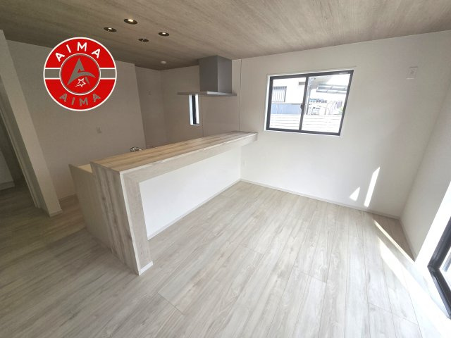 糟屋郡宇美町宇美東3丁目第3-3棟（2号棟）　のダイニング|キッチンから立ち込める香りが今日の料理を期待させます。