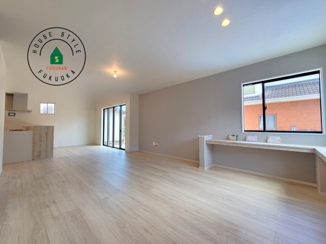 糟屋郡宇美町宇美東3丁目第3-3棟（2号棟）　の内観：施工例|キッチンからリビングをしっかり確認できます。家族の笑顔があふれる空間になりそうですね。※家具はCGを合成したものです。