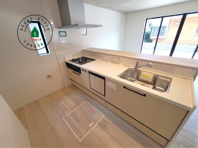 糟屋郡宇美町宇美東3丁目第3-3棟（2号棟）　の内観：施工例|ダイニングテーブルへの配膳がラクラク、お料理はかどるカウンター付きシステムキッチン！
