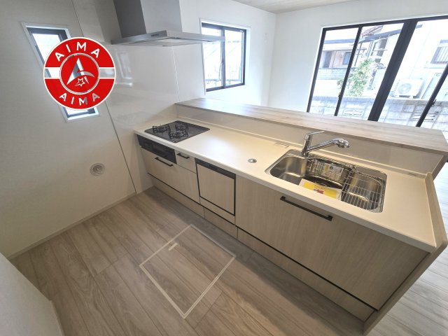 糟屋郡宇美町宇美東3丁目第3-3棟（2号棟）　のキッチン|ダイニングテーブルへの配膳がラクラク、お料理はかどるカウンター付きシステムキッチン！