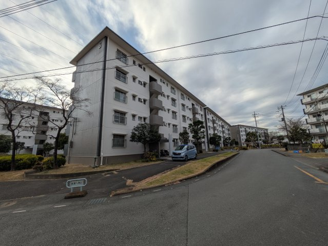 西遊馬団地６号棟の外観