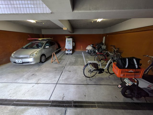 アクセス立野町の駐車場