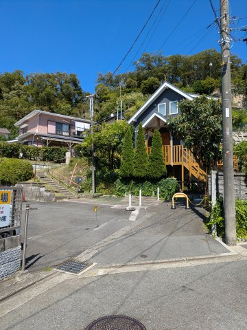 金沢区六浦東１丁目の前面道路含む現地写真|駐車場出入口