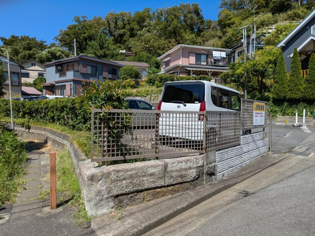 金沢区六浦東１丁目の前面道路含む現地写真|南西から