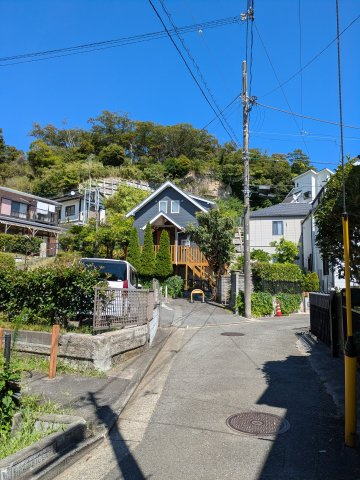 金沢区六浦東１丁目の前面道路含む現地写真|南側道路