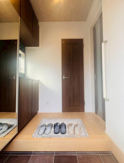 箕面市粟生新家３丁目　中古戸建の玄関