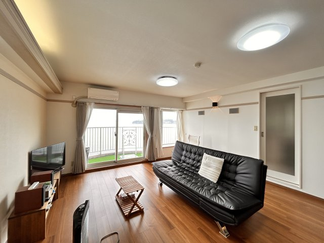 マリンリゾートOOI大井の居間・リビング|リビング別角度☆　リビングからも海が見えます！！