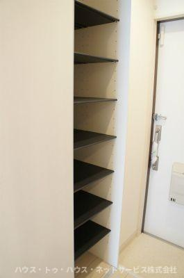 リブリ・こでまりの玄関