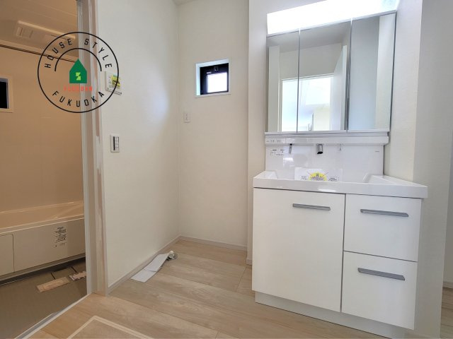 糟屋郡宇美町宇美東3丁目第3-3棟（3号棟）　の内観：施工例|ゆとりの洗面スペースで朝の身支度もスムーズに。暮らしを快適に変えるシャワー付洗面台です！