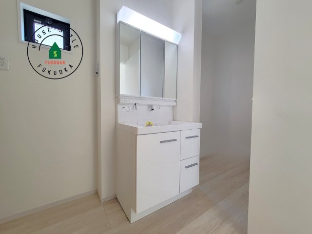 糟屋郡宇美町宇美東3丁目第3-3棟（3号棟）　の内観：施工例|毎日使うものだから清潔な空間を保ちたい水回り。洗面にはそんな願いを解消させてくれる収納アイデアが満載です。三面鏡の裏側にはキャビネットが現れ小物から背の高い物まで収納できます。