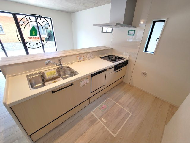 糟屋郡宇美町宇美東3丁目第3-3棟（3号棟）　の内観：施工例|ダイニングテーブルへの配膳がラクラク、お料理はかどるカウンター付きシステムキッチン！