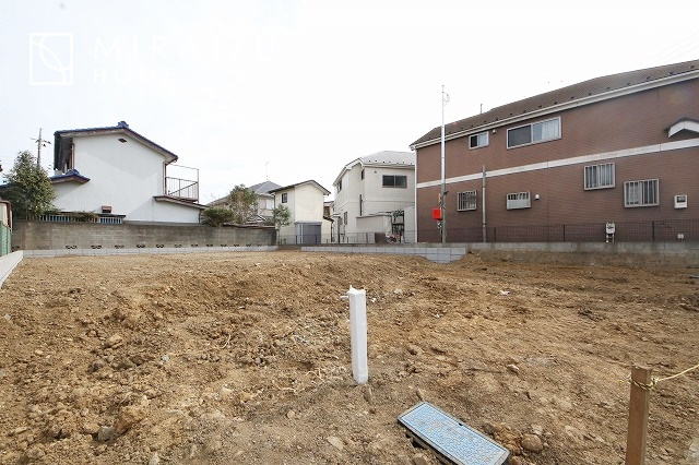【外観】 | 青く澄み渡った綺麗な空と、陽の光をたっぷりと受ける、そんな新築住宅で新生活をスタートしてみませんか？見学・ご相談等、ミライズホーム(株)までお気軽にご連絡下さい♪