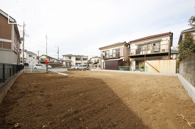 【外観】 | 青く澄み渡った綺麗な空と、陽の光をたっぷりと受ける、そんな新築住宅で新生活をスタートしてみませんか？見学・ご相談等、ミライズホーム(株)までお気軽にご連絡下さい♪