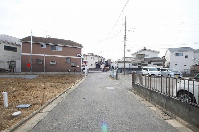 【外観】 | 陽当たりが心地の良いリビング空間です。日中はカーテンを開けて自然な光を取り込みリラックスして過ごしたいですね、照明器具もセンスの良いものを使いたいですね。