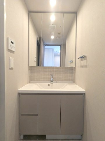 SEASON FLATS浅草六丁目の設備|トイレと独立した洗面脱衣室、3面鏡付ハンドシャワー付洗面台、洗面台下にはヘルスメーターストックあります