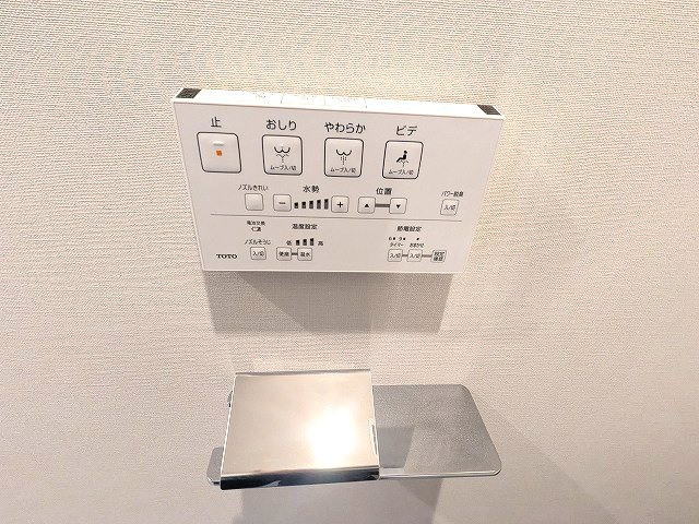 SEASON FLATS浅草六丁目の設備|トイレのペーパーホルダーにスマホストレージ付きです