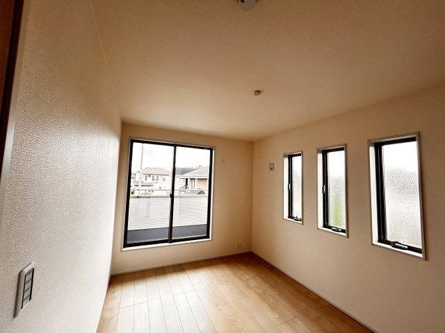 【LiveleGarden】下野市緑 第3 全2棟の洋室|〇1号棟・2階6.2帖洋室〇
シンプルな内装と木の温もりを感じる床材が、心地よいプライベート空間を作り出します♪
自分好みのインテリアで飾れば更に快適になります☆
※2026年6月撮影