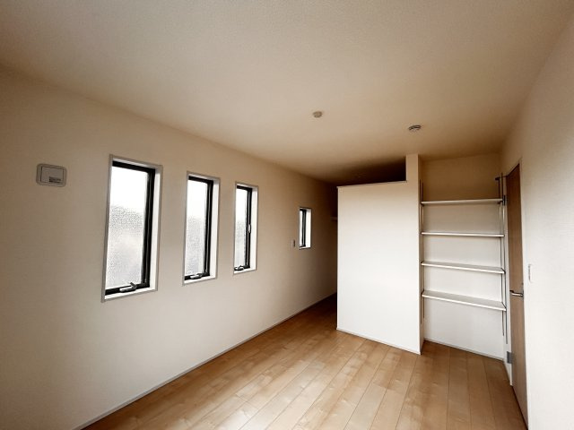 【LiveleGarden】下野市緑 第3 全2棟の収納|1号棟・2階6.2帖洋室〇
洋服もバッグもまとめて収納できるウォークインクローゼット♪
見渡せるから選びやすく、毎日のコーディネートがもっと楽しくなります。
※2026年6月撮影