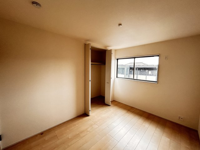 【LiveleGarden】下野市緑 第3 全2棟の洋室|〇1号棟・2階6帖洋室〇
デッドスペースを抑えた壁面収納。
ロングコートも掛けられる高さがあり、上部の棚は季節物の保管に最適！
お部屋の広さを最大限に活かせます。
※2026年6月撮影
