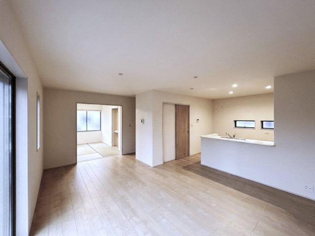 【LiveleGarden】下野市緑 第3 全2棟の前面道路含む現地写真|〇2号棟【3LDK+WIC+カースペース3台】
東南角地の日当たり良好な立地♪敷地75坪超え！カースペース並列3台可能♪
水回り集中＆回遊間取で家事ラク動線です♪
※2026年5月撮影