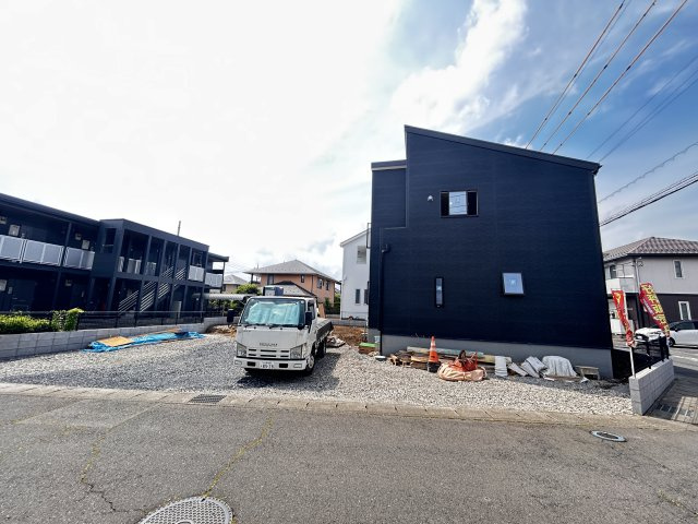 【LiveleGarden】下野市緑 第3 全2棟の前面道路含む現地写真|〇2号棟〇
まるでアイランドキッチンのようなLDKの2号棟。
水回り集中＆回遊間取で家事動線良好です♪
※2026年5月撮影
