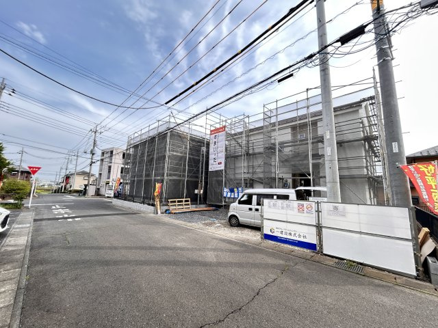 【LiveleGarden】下野緑 第3 全2棟の前面道路含む現地写真|〇分譲地〇
広々6ｍの前面道路で、駐車もラクラク♪
車通りも穏やかで、子育て世代にも嬉しい安心の住環境です。
※2026年3月撮影