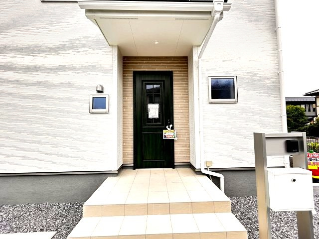 【LiveleGarden】下野市緑 第3 全2棟の外観|〇分譲地〇
広々6ｍの前面道路で、駐車もラクラク♪
車通りも穏やかで、子育て世代にも嬉しい安心の住環境です。
※2026年5月撮影