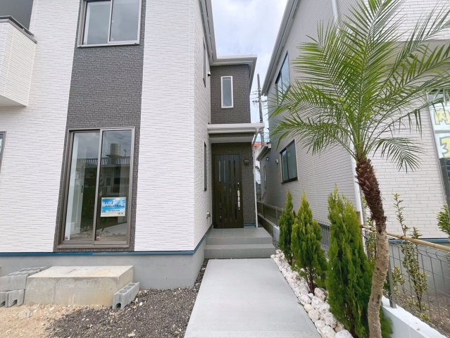 ハートフルタウン読谷村上地　A号棟の玄関