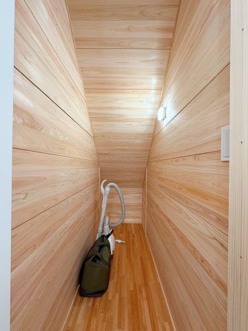 安佐南区上安1丁目No.Bの収納|パントリー収納☆
食材のストックや掃除機などを収納できます♪