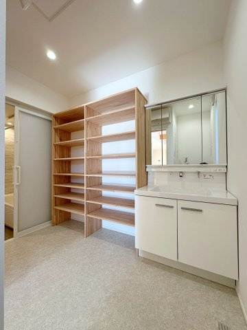 安佐南区上安1丁目No.Bの洗面所|シャワー付き洗面化粧台☆
洗面台にシャワー機能が付いたもので、シャンプーなども行える多機能洗面台です。また、顔や手を洗うためだけではなく、シャワー付き洗面台を使えば手洗い洗濯などでも利用できます♪