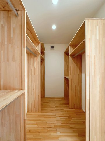 安佐南区上安1丁目No.Bの収納|6帖の主寝室はたくさん収納できるウォークインクローゼットです♪