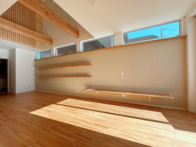 安佐南区上安1丁目No.Bの内装|リビングの一面は珪藻土を使用☆
調湿効果や脱臭効果もあり人気の内装材です♪