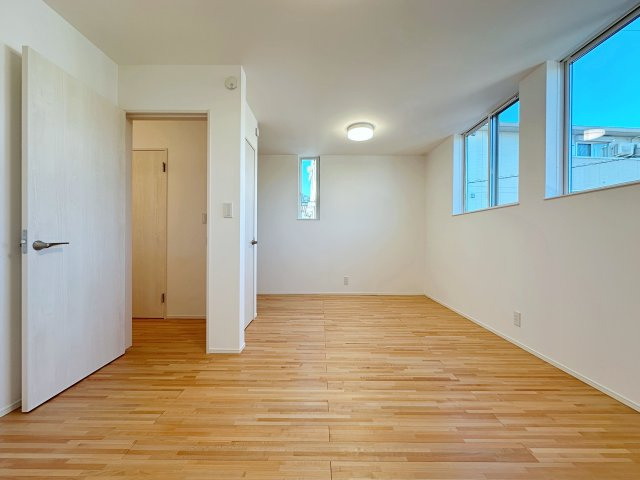 安佐南区上安1丁目No.Bの子供部屋|2階の5帖洋室と3.75帖洋室☆
仕切り壁を無くし1つの部屋として利用できるようになっており、お子様の成長などに併せて間取りを変更できるようになっています♪