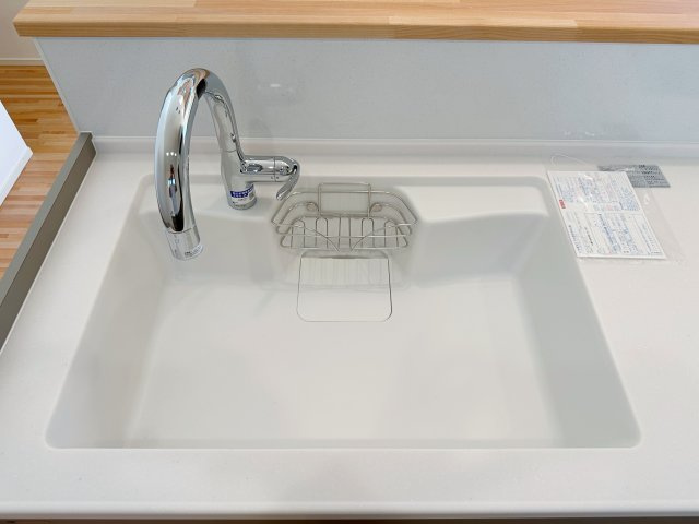 安佐南区上安1丁目No.Bのキッチン|タッチレス水栓に人造大理石シンク☆
タッチレス水栓のため、手をかざすだけで水の出止ができ、毎日の家事を楽にしてくれます☆さらにシンクも人造大理石で汚れが落ちやすくお手入れも簡単です♪