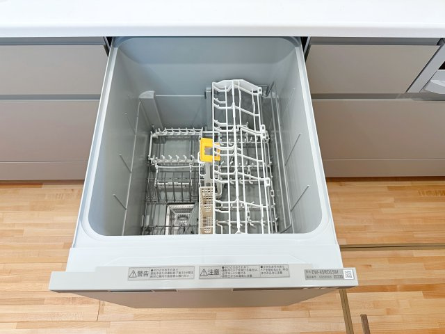 安佐南区上安1丁目No.Bのキッチン|4人から5人分の食器洗浄乾燥機☆
水道代の節約にもなり、家事の時短もできる優れ物です♪
スライド式で上から全体が見えるため食器の出し入れもスムーズです♪