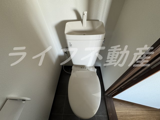 ツカサロイヤルハイツ瓢箪山のトイレ|落ち着いた色調のトイレです