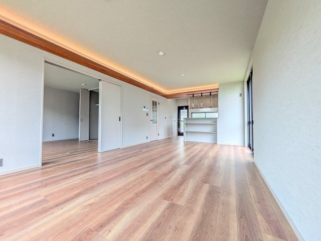 八王子市　めじろ台　中古戸建ての内装|～18.2帖の明るく開放感のあるLDK、家族団欒の時間をお過ごしいただけます～