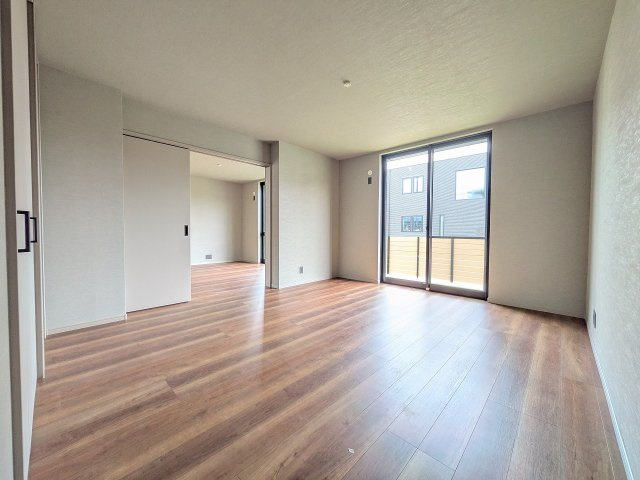 八王子市　めじろ台　中古戸建ての寝室|～リビングに隣接している8.9帖の主寝室　大型家具のレイアウトもしやすい広さです～
