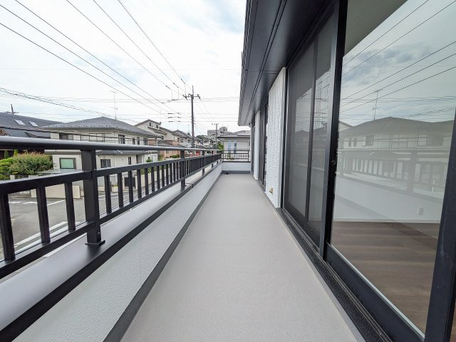八王子市　めじろ台　中古戸建てのバルコニー|～3部屋から出入り可能な南向きバルコニー　陽当たり良好、洗濯物がよく乾きそうです～